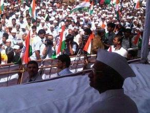 Anna Hazare establish issue of Land Acquisition law at Delhi
